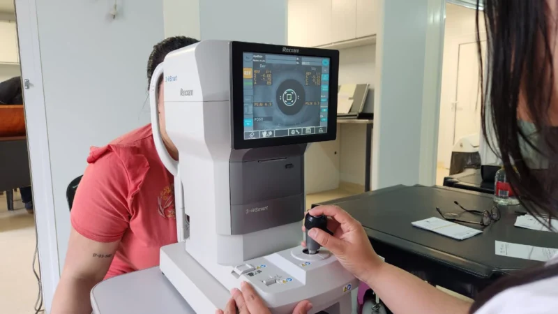 Oftalmóloga revisa los ojos de una vecina mediante un autorefractómetro. Mirar Mejor en Bernardo De Irigoyen.