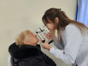 Oftalmóloga usa un tonómetro para medir la presión ocular de una vecina - Mirar Mejor en Caá Yarí.