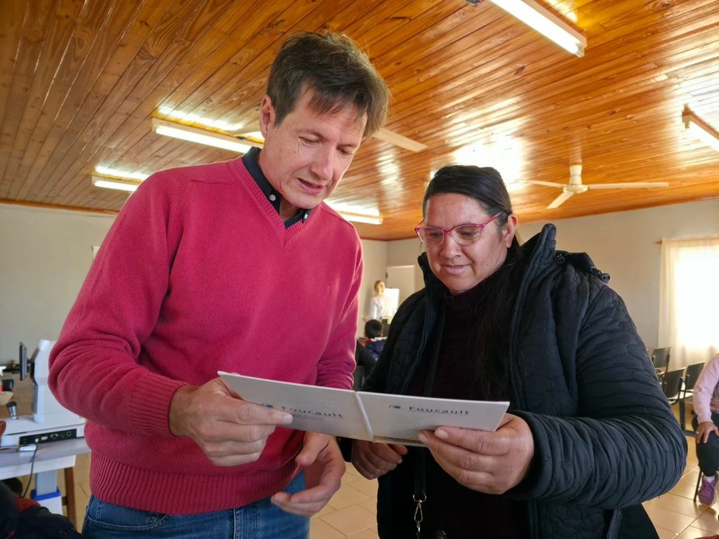 Vecina lee un texto de prueba con asistencia de Héctor Rojas Decut. Mirar Mejor en General Alvear.