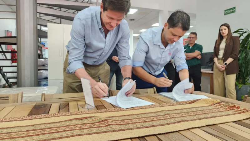 Héctor Decut y Federico Fachinello firman el convenio.
