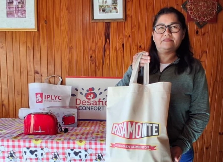 Adela con sus premios que recibió en su casa.