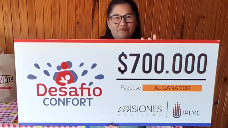 Adela sonríe con su cheque. Con el dinero del premio de Desafío Confort comprará electrodomésticos que necesita.