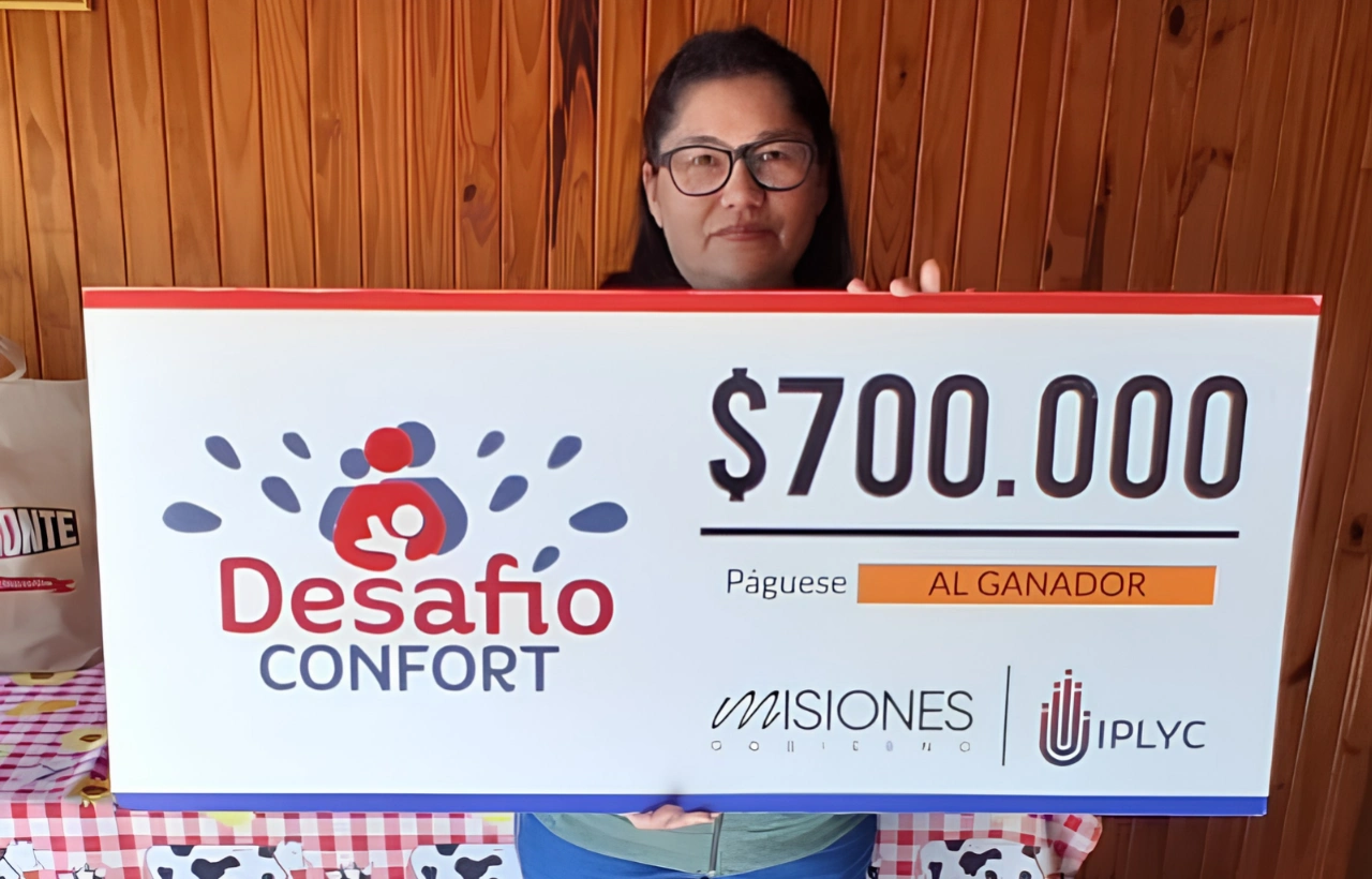 Adela sonríe con su cheque. Con el dinero del premio de Desafío Confort comprará electrodomésticos que necesita.