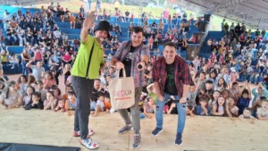 Foto grupal equipo de Gurises Felices y público infantil y familiar en Bernardo De Irigoyen.