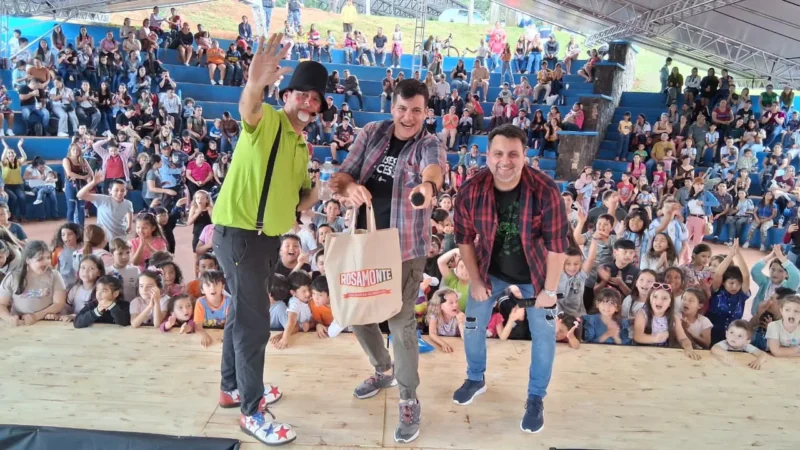Foto grupal equipo de Gurises Felices y público infantil y familiar en Bernardo De Irigoyen.