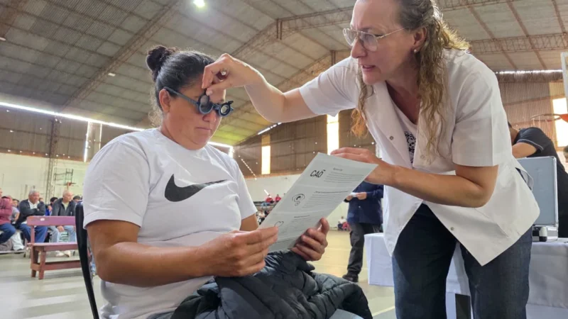 Oftalmóloga prueba lentes graduados a una vecina de Puerto Iguazú durante el operativo de Mirar Mejor.