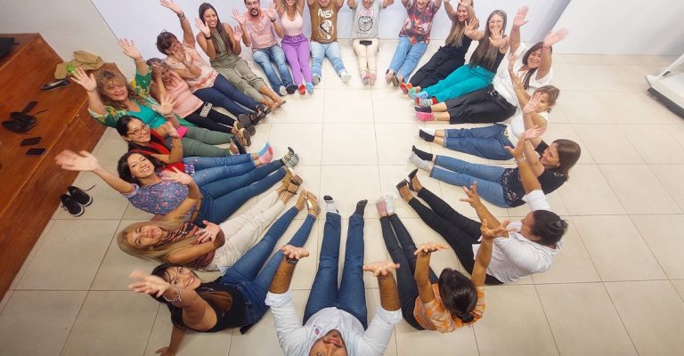 ronda de empleados del IPLyC con sus medias distintas