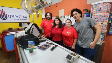 Catalina y su equipo de ventas en el mostrador de su Agencia 220 de Posadas.