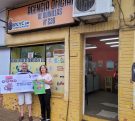 Gustavo Ayala y Cristina Macrón, frente a su Agencia, felices de vender el primer premio de la Mini Poceada.