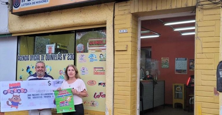 Gustavo Ayala y Cristina Macrón, frente a su Agencia, felices de vender el primer premio de la Mini Poceada.