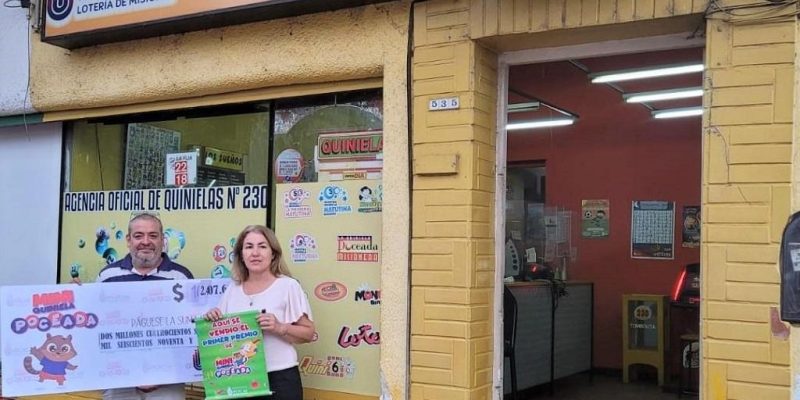 Gustavo Ayala y Cristina Macrón, frente a su Agencia, felices de vender el primer premio de la Mini Poceada.