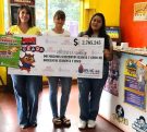 Mirta junto a María y otra compañera, muestran el cheque del premio. Felíz, porque vendió un primer premio.