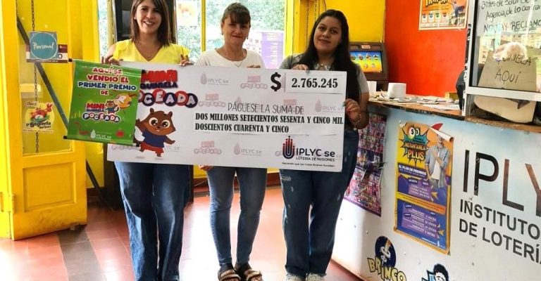 Mirta junto a María y otra compañera, muestran el cheque del premio. Felíz, porque vendió un primer premio.