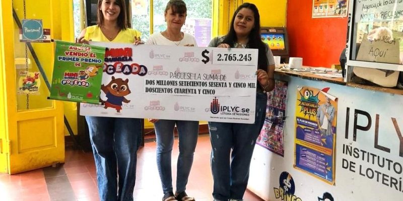 Mirta junto a María y otra compañera, muestran el cheque del premio. Felíz, porque vendió un primer premio.