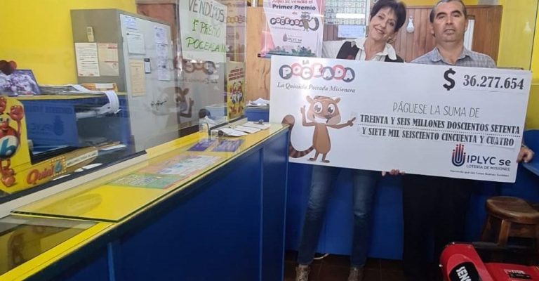 Ana Lía Muruat y Alejandro Zacarías muestran el cheque ganador en la agencia 352.