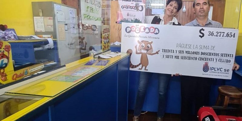Ana Lía Muruat y Alejandro Zacarías muestran el cheque ganador en la agencia 352.