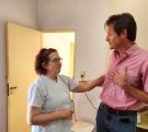 Héctor Decut y una docente charlan animadamente durante el operativo Estamos con vos.