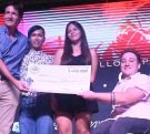 Tres deportistas reciben sus becas al deporte adaptado de manos de Héctor Decut.