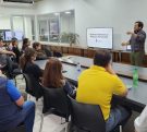 Ricardo Balor desarrolla la charla sobre Finanzas Personales frente a grupo de empleados del IPLYC.