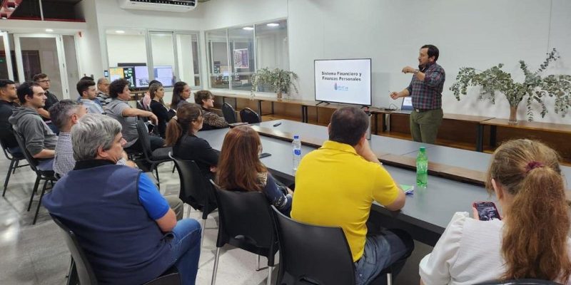 Ricardo Balor desarrolla la charla sobre Finanzas Personales frente a grupo de empleados del IPLYC.