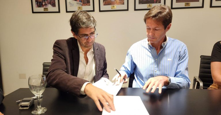 Gustavo Turkienicz y Héctor Decut firman el acuerdo entre el IPLyC y el Fondo de Crédito de Misiones.