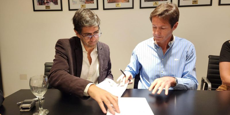 Gustavo Turkienicz y Héctor Decut firman el acuerdo entre el IPLyC y el Fondo de Crédito de Misiones.