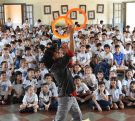 Payaso Tata Pó hace malabares con aros frente a los niños sorprendidos. Fue un encuentro a pura carcajada