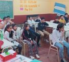 Alumnos de la escuela 86 miran video junto a sus docentes.