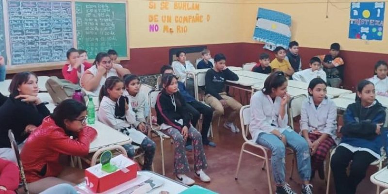 Alumnos de la escuela 86 miran video junto a sus docentes.
