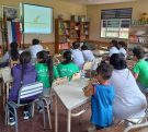 Alumnos de la Escuela 144 miran video proyectado durante la charla de prevención de adicciones.