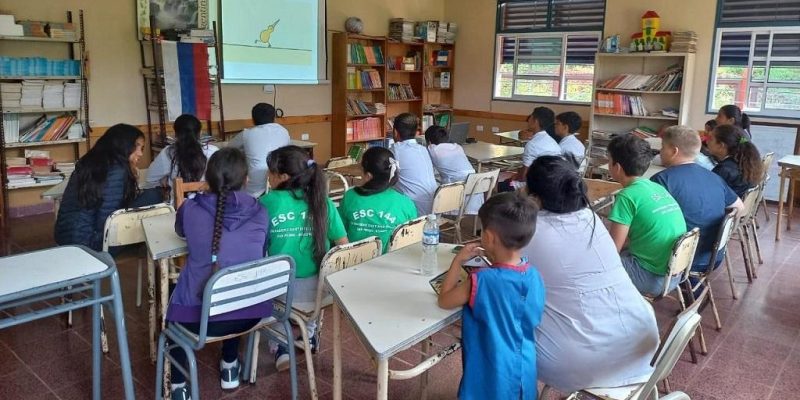 Alumnos de la Escuela 144 miran video proyectado durante la charla de prevención de adicciones.