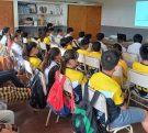 Alumnos y docentes de Escuela 732 miran video durante la charla de prevención de adicciones.