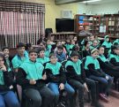 alumnos de la escuela Juan Pablo II durante la charla de prevención de adicciones de Juego Responsable