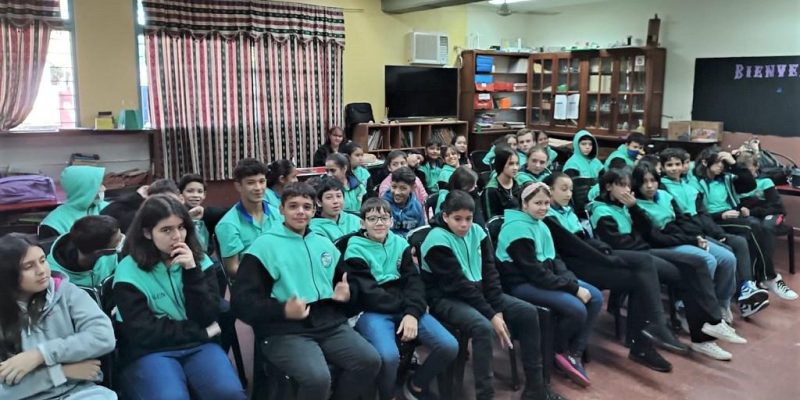 alumnos de la escuela Juan Pablo II durante la charla de prevención de adicciones de Juego Responsable