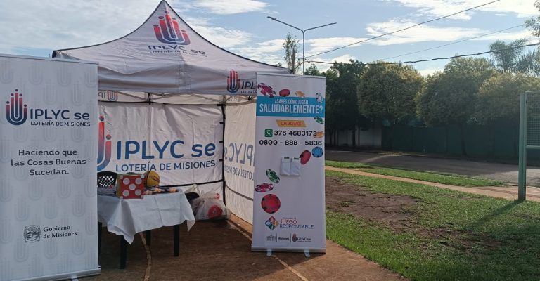stand del Juego Responsable en plaza de Itaembé Miní