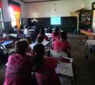 Alumnos miran video durante la charla de prevención de adicciones en las escuelas de Puerto Rico.