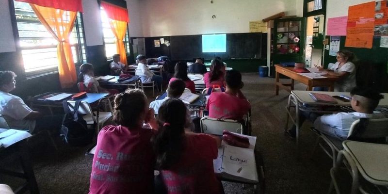 Alumnos miran video durante la charla de prevención de adicciones en las escuelas de Puerto Rico.