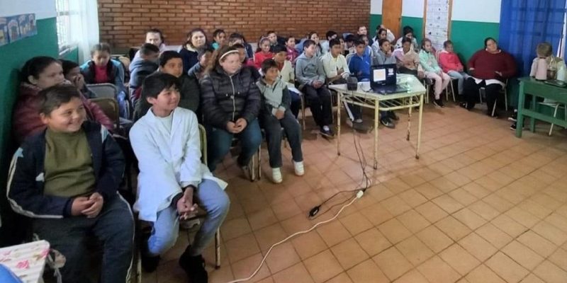 alumnos de la escuela 770 durante la charla de prevención de adicciones.