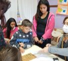 personal de salud realiza contron de vacunas a niños que se acercaron con sus mamás.