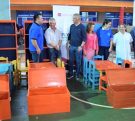 Marcelo Ledesma, Carlos Koth y Carlos Arce junto al mobiliario entregado a escuelas de Puerto Rico.