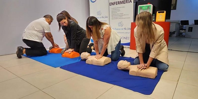 cuatro empleadas del iplyc junto a José Velázquez realizan prácticas de RCP sobre maniquí de torso.
