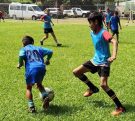 Dos jugadores se disputan la pelota en el cierre de la segunda temporada de Vivamos Fútbol.