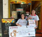 Alejandro Mayol y Ana María Escalada, que vendió el primer premio, frente a la agencia.