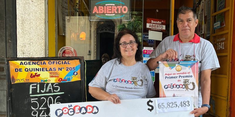 Alejandro Mayol y Ana María Escalada, que vendió el primer premio, frente a la agencia.