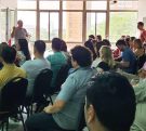Grupo de empleados durante la capacitación sobre como actuar ante casos de incendios.