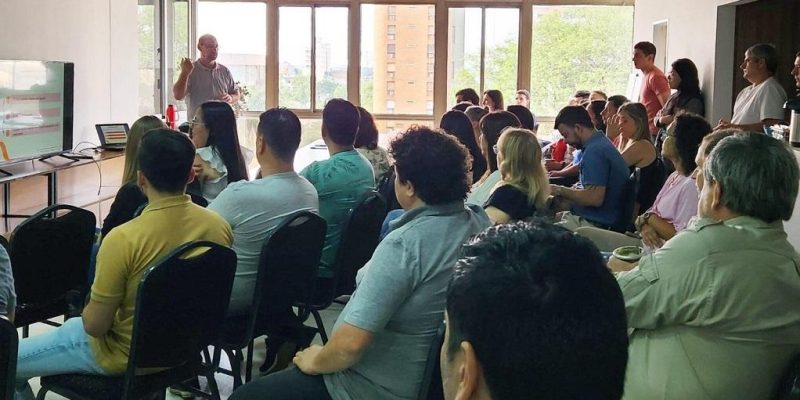 Grupo de empleados durante la capacitación sobre como actuar ante casos de incendios.