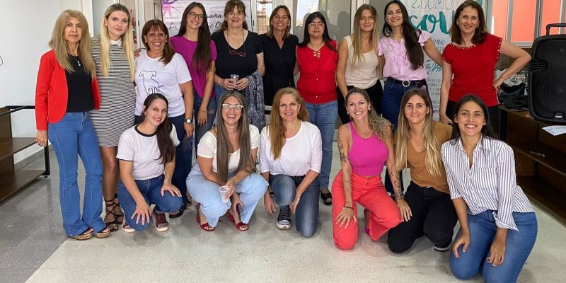 foto grupal del personal femenino del IPLyC que participó del encuentro
