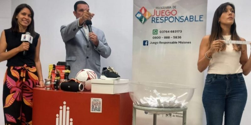 Locutor y dos de las responsables del programa realizan el sorteo.