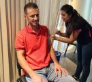 vacunadora aplica dosis en el brazo de un empleado del IPLyC.