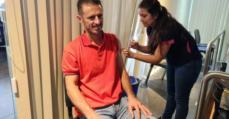 vacunadora aplica dosis en el brazo de un empleado del IPLyC.